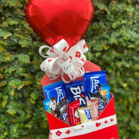 Cesta de presente com balão de coração e chocolates